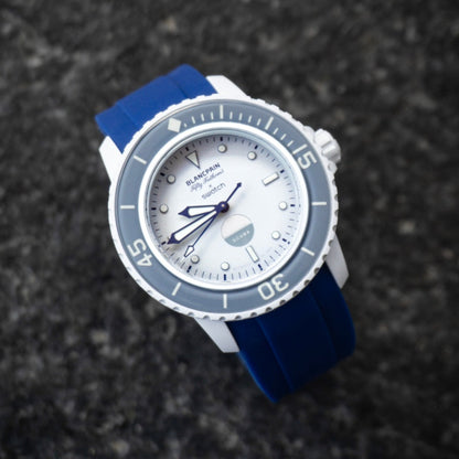 Il cinturino WAVE (blu indaco) si adatta a Blancpain X Swatch